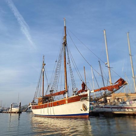 Historic Wooden Ship 'Ursula' 호텔 이스트 카우스 외부 사진