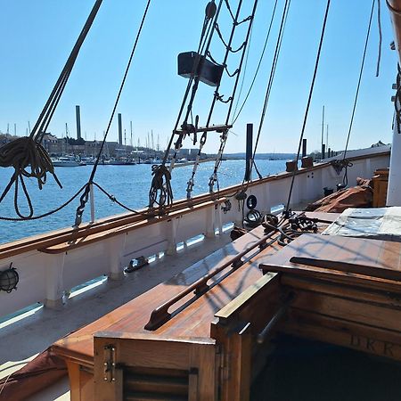 Historic Wooden Ship 'Ursula' 호텔 이스트 카우스 외부 사진