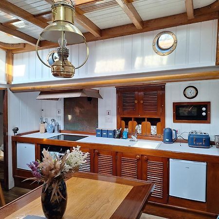 Historic Wooden Ship 'Ursula' 호텔 이스트 카우스 외부 사진