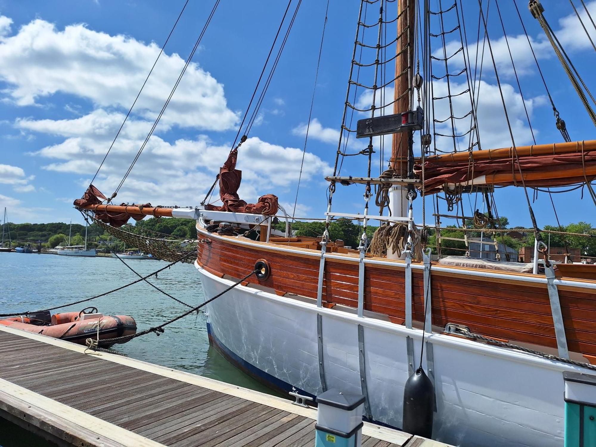 Historic Wooden Ship 'Ursula' 호텔 이스트 카우스 외부 사진