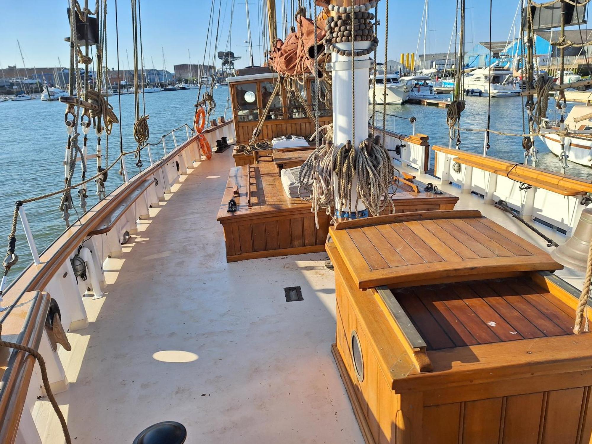 Historic Wooden Ship 'Ursula' 호텔 이스트 카우스 외부 사진